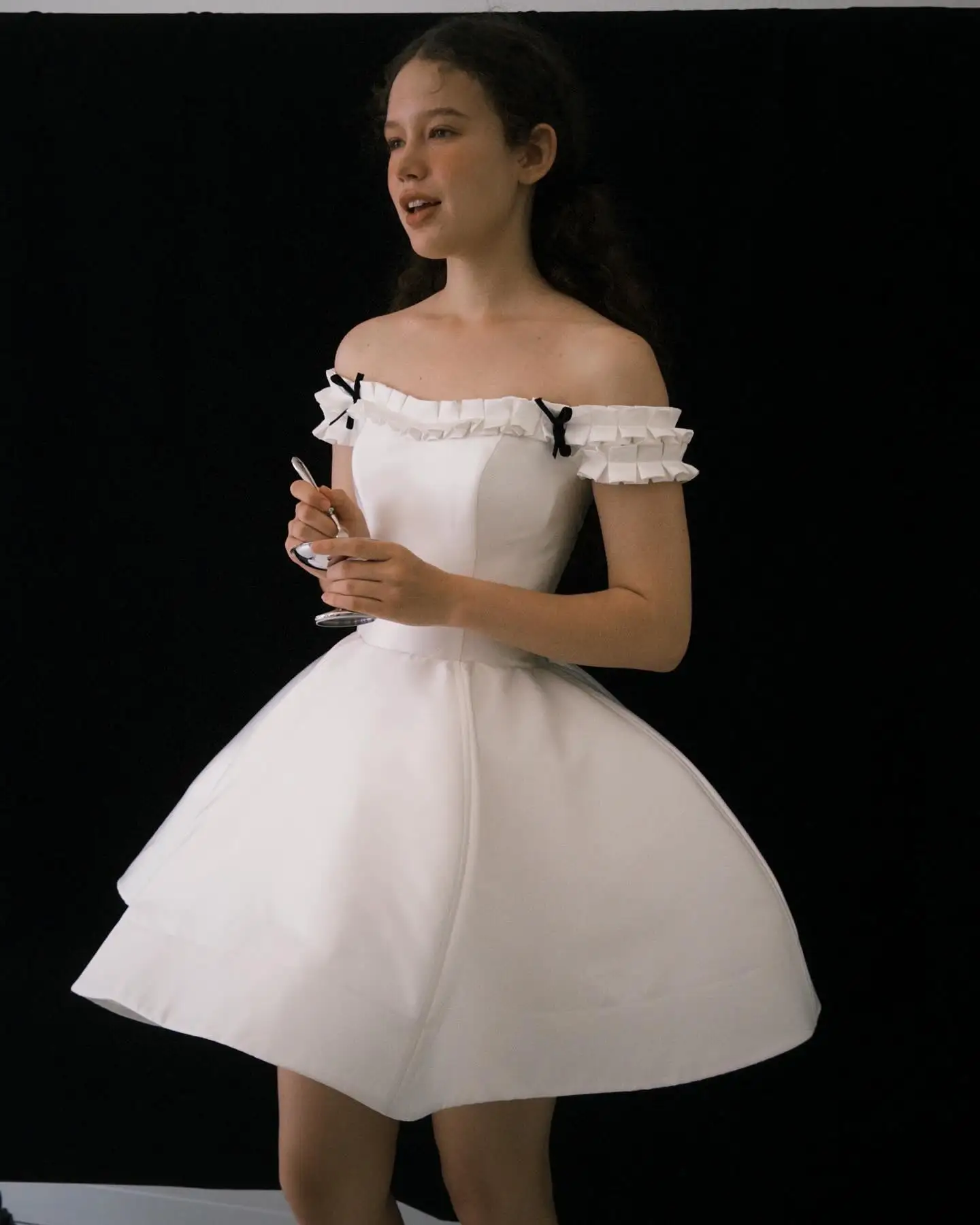 Sukienki mini na ramiączkach z satyny na imprezę, urocze kokardki, krótkie sukienki wizytowe z tafty na studniówkę, bardzo bufiaste falbany, satynowe sukienki urodzinowe.