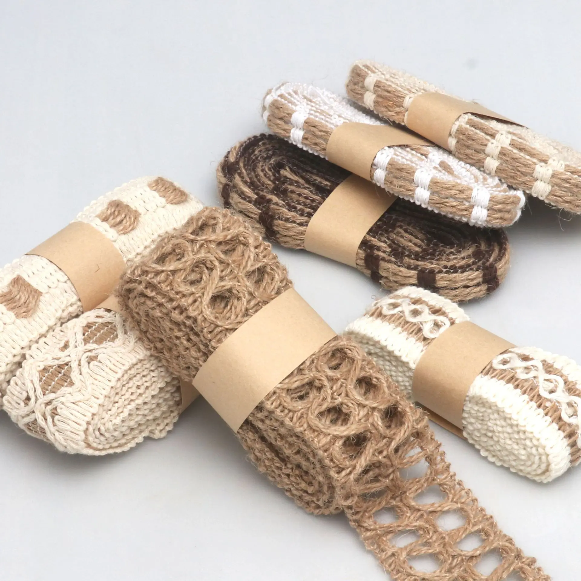 2 jardy Naturalny ﻿ Wstążka jutowa do rustykalnych dekoracji ślubnych, wstążka lniana w stylu vintage, do rękodzieła DIY, pakowania prezentów i pakowania kwiatów.