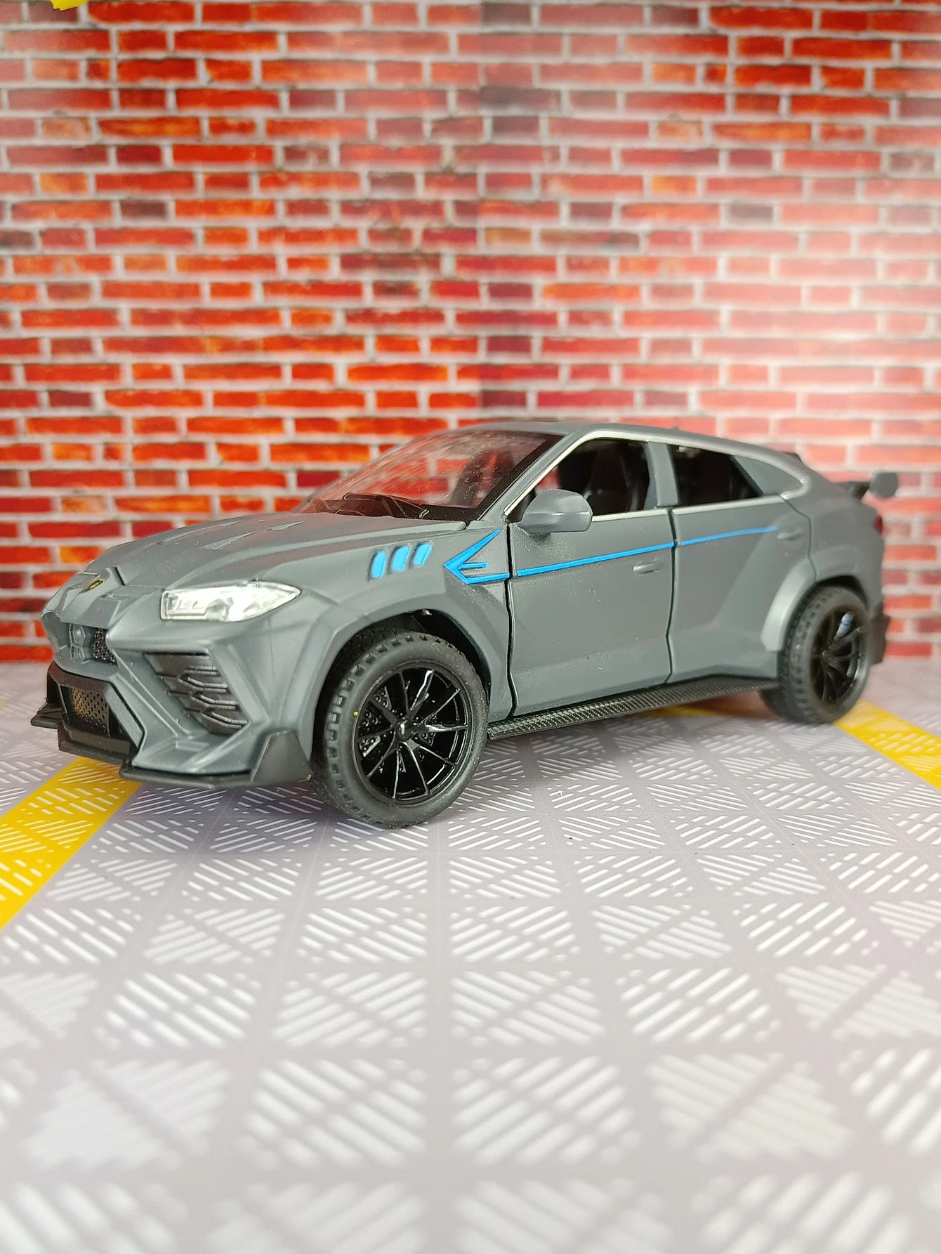 1:32 우루스 합금 자동차 모형, 도어와 앞 보닛, 트렁크 도어는 열 수 있으며, 시뮬레이션된 사운드 및 조명 기능이 있습니다.