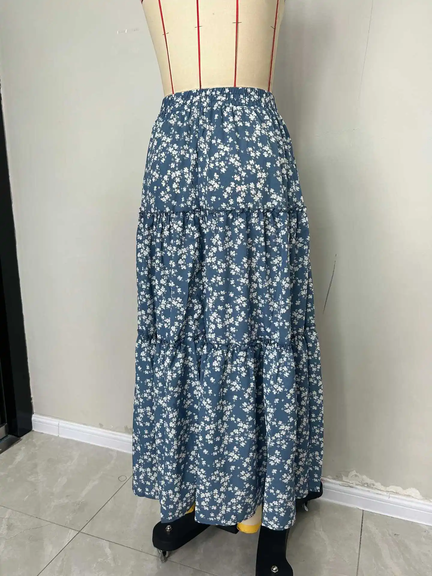 Meia saia com emenda de três camadas para roupas femininas de primavera e verão, cinto floral pequeno, saia longa, saia evasê