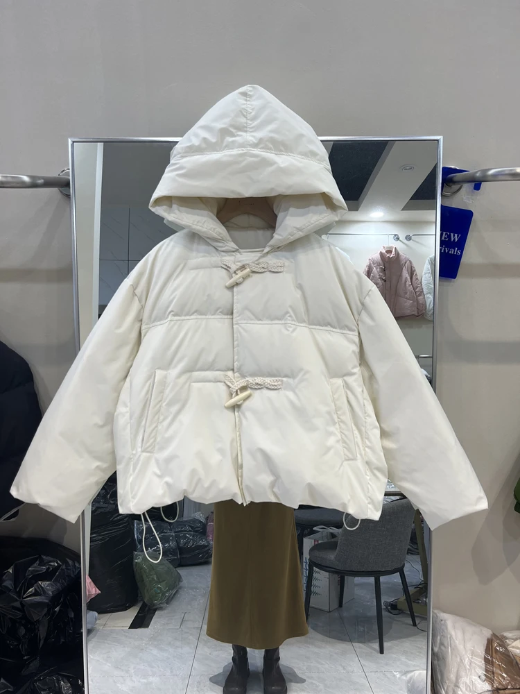 Nuovo piumino da donna con cappuccio 2023 inverno moda coreana fibbia in corno piumino d'anatra bianco manica lunga cappotto Casual caldo