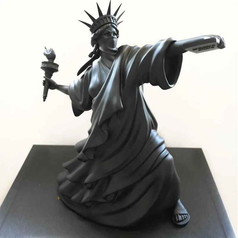 

Modern Art Statue of Liberty Throw Torch Riot of Liberty Fine Art London Art Fair Resin Sculpture Home Decor Best Gift A1595