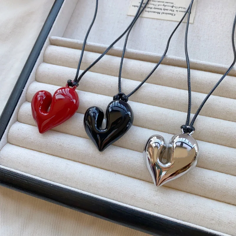 New irregular heart-shaped pendant necklace with adjustable pull-out sweater necklace accessory