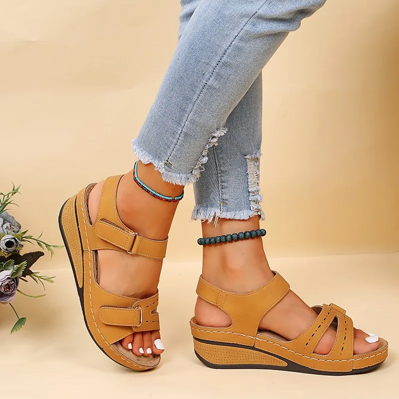 Große Damenschuhe neue Sommer lässige atmungsaktive Sandalen für Damen Leders chnalle Keil Mid-Heel Schuhe