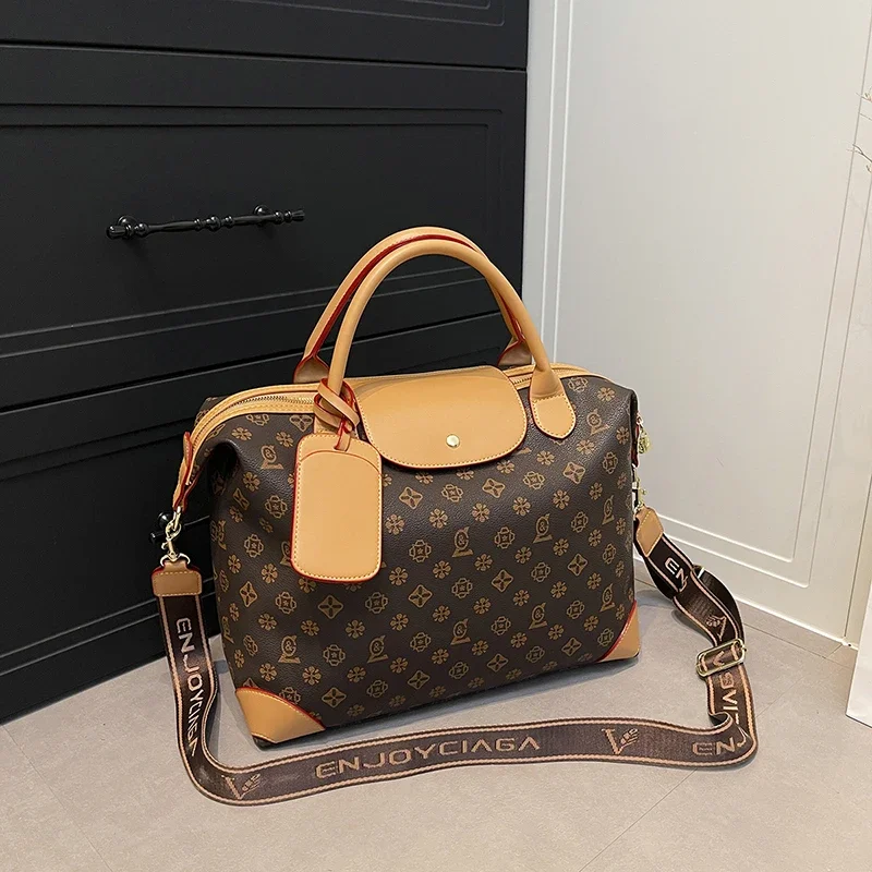 

Классическая сумка-сэтчел в парижском стиле с логотипом в виде буквы и текстурой кожи, также предназначенная в качестве практичной сумки для подгузников.