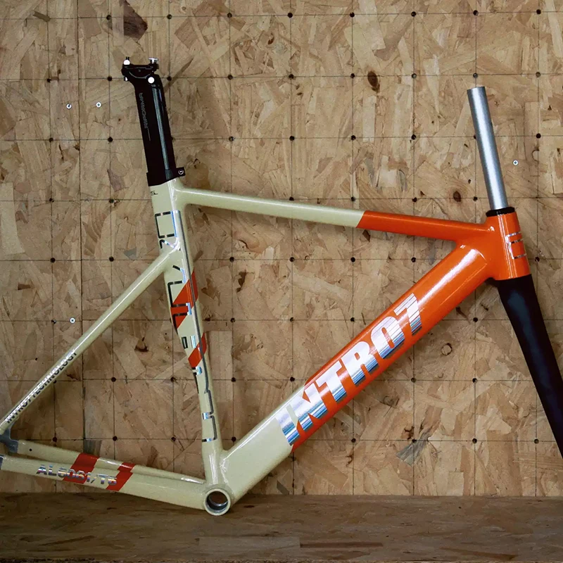 

49 см 52 см INTR07 Fixie, односкоростная рама 700C, рама из алюминиевого сплава, передняя вилка из углеродного волокна, содержит зажим для трубки сиденья гарнитуры