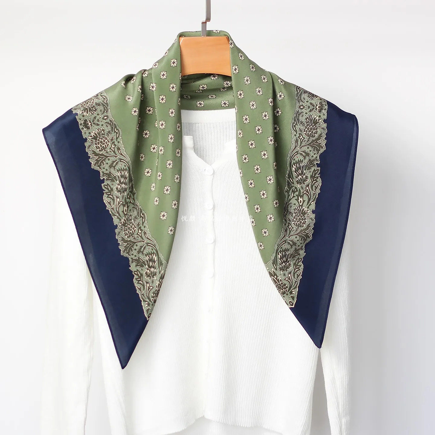 エレガントなレトロ抹茶グリーンシルクスカーフ女性の薄い夏春秋スクエアショール多用途韓国スタイルプリントシルクスカーフ