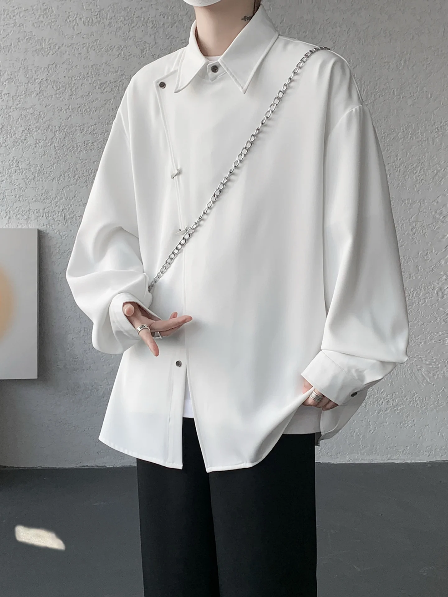 

Новая китайская мужская рубашка с длинным рукавом, белая, с асимметричным воротником, металлическими пуговицами, модная, легкая, повседневная, весенняя верхняя одежда