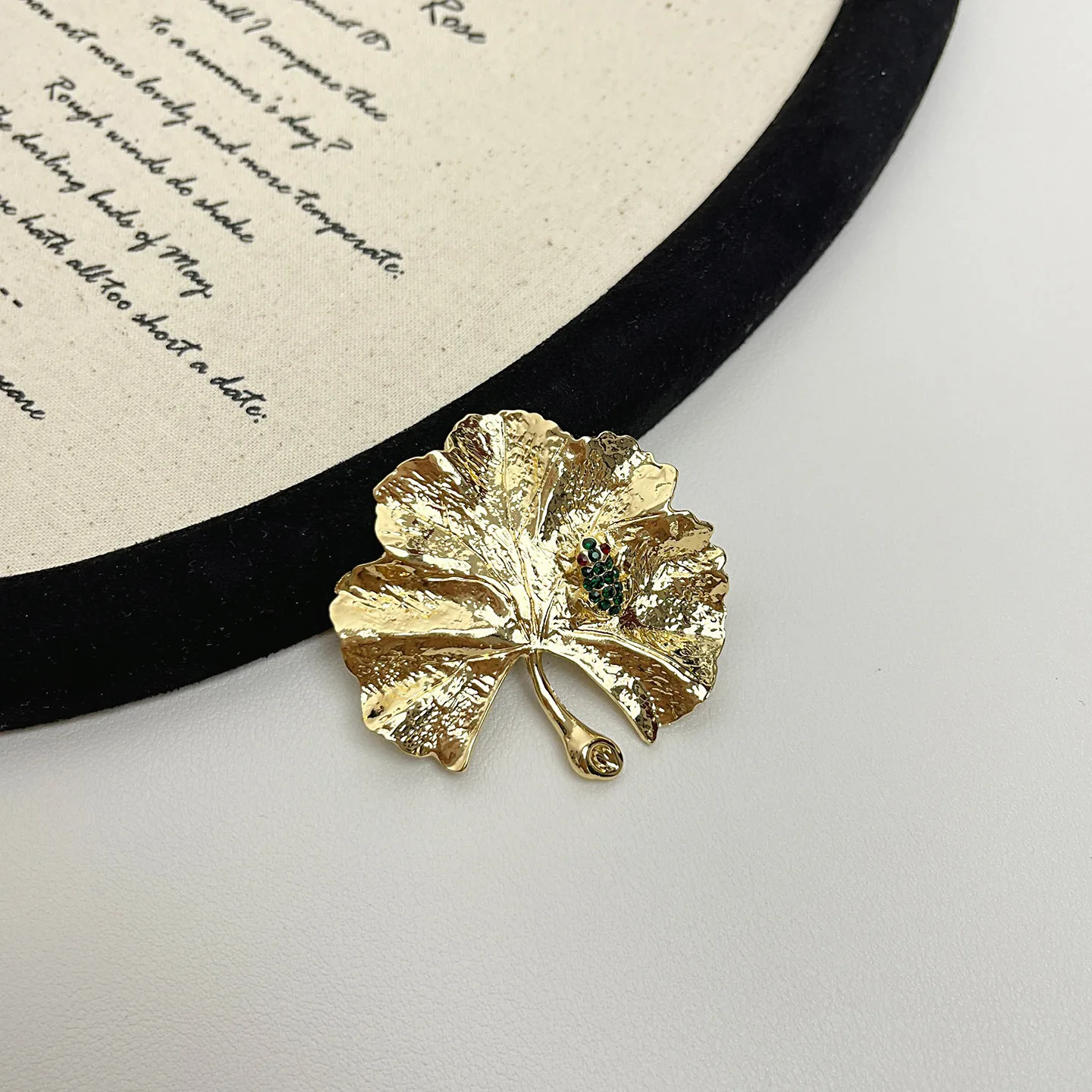 

Винтажная брошь в французском стиле с листом гинкго, металлическая булавка в виде листа, элегантный нишевый аксессуар для пальто и костюмов