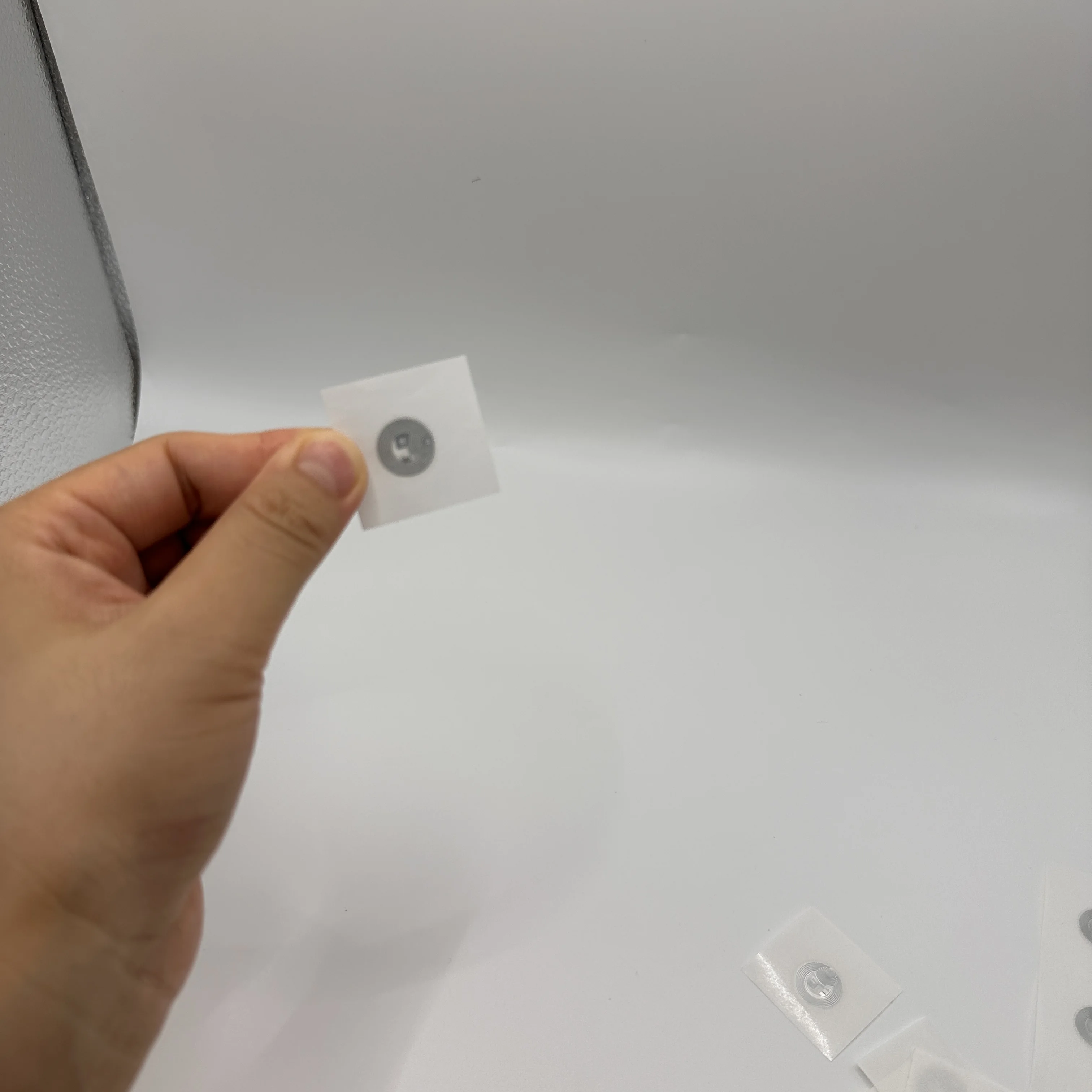 14 มม.แท็ก NFC 215 สติกเกอร์เปียก Inlay Nfc215 ป้าย 215 สติกเกอร์หมวดหมู่ป้ายสติกเกอร์ 13.56mhz