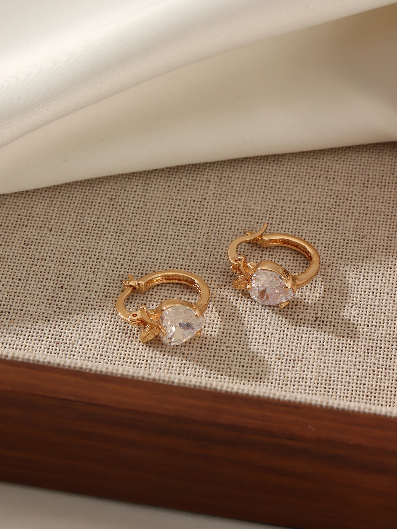 

A Pair of Copper Alloy Inlaid Zircon Simple and Fashionable Heart Zircon Design Earrings Suitable for Party Matchinging Holiday