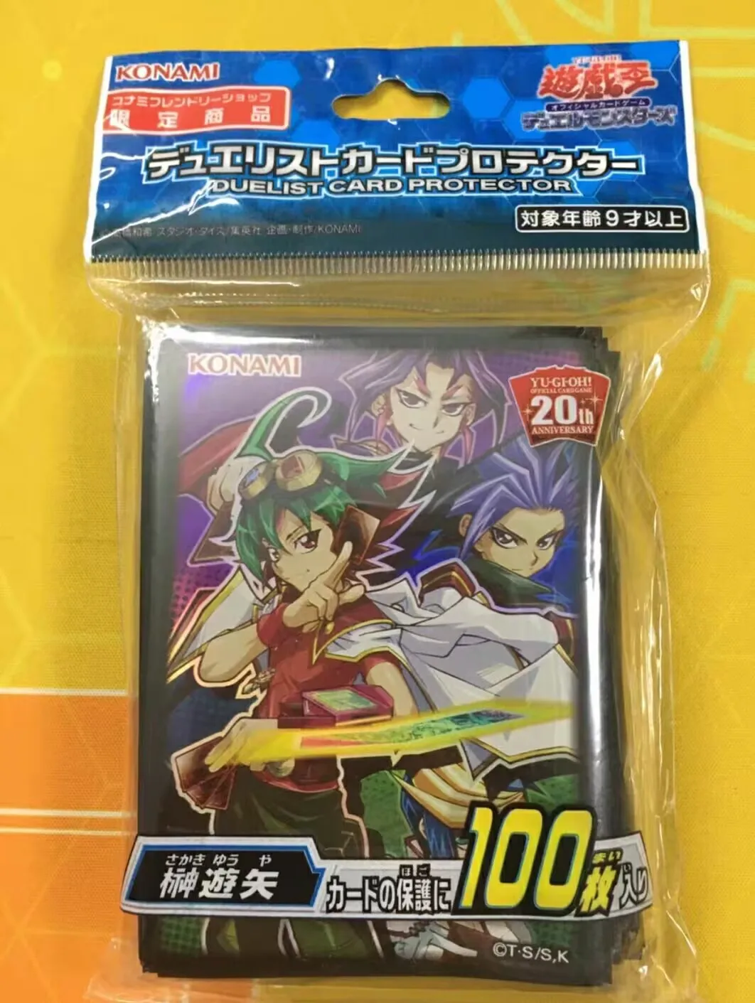 100-protege-cartes-scelles-officiels-yu-gi-oh-konami-duel-monsters-20eme-anniversaire-arcv-yuya-sakaki-–-collection-duelist-sleeves