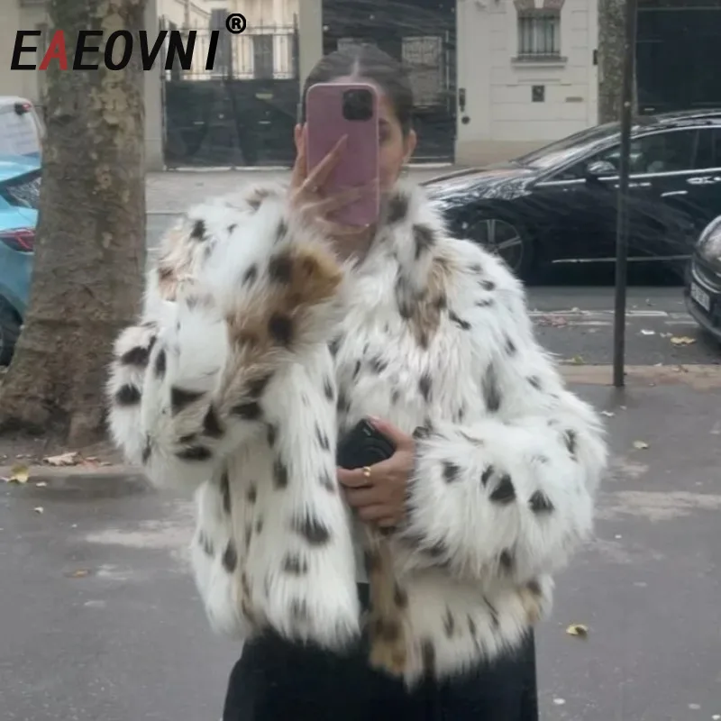 EAEOVNI الشتاء ليوبارد الفراء تقسم سترة المرأة الشارع الشهير الوقوف طوق ملابس خارجية موضة التباين اللون معطف 2025 ملابس جديدة