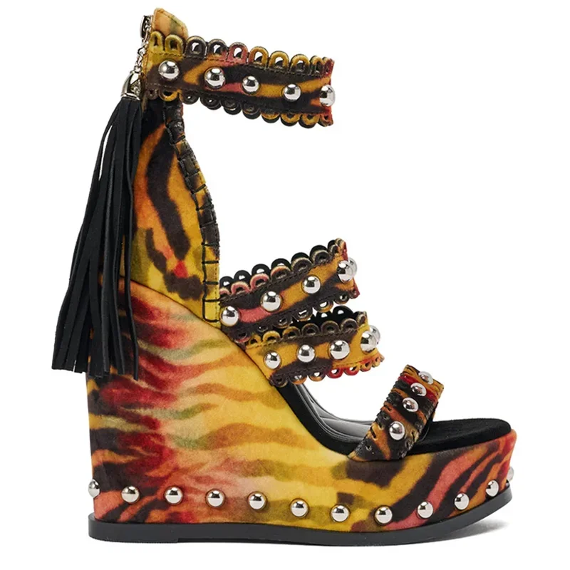 Metall-Nieten Keilabsatz Sandalen Sexy Runde Zehenkappe Gemischte Farben Kundenspezifische Anpassung Möglich Neuheiten Modische Damenschuhe