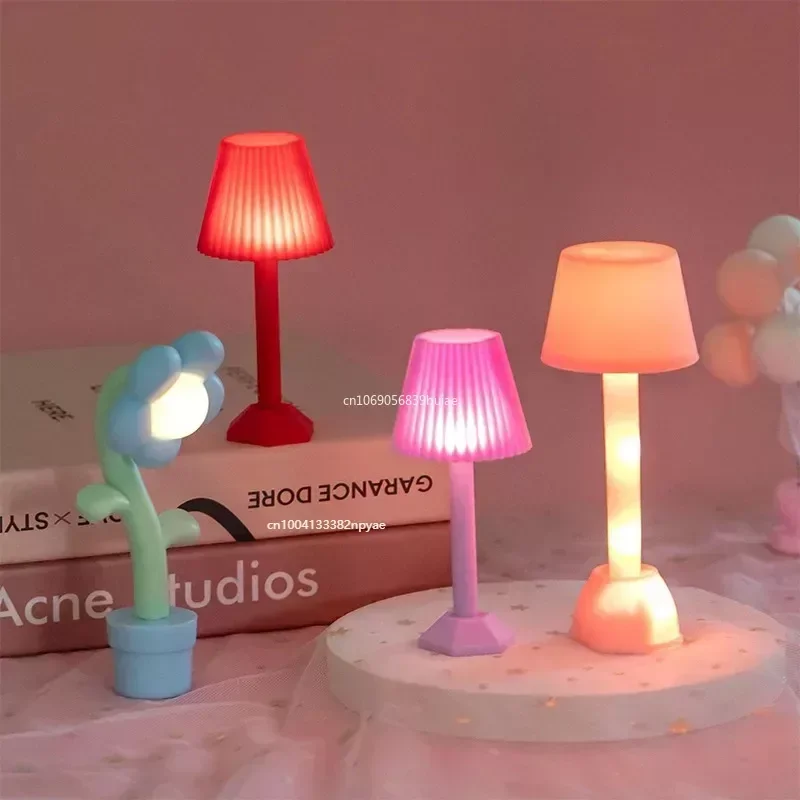 Cute Dollhouse Miniature LED Night Light lampada da terra Mini lampada da scrivania illuminazione domestica modello Decor Toy Doll House accessori Decor