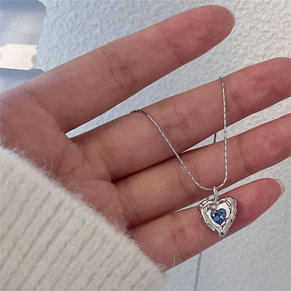 INS Unregelmäßige Liebeskette für Frauen, Modische Silberfarbene Halskette mit Blauem Kristallanhänger, Einfacher Damenschmuck für Partys, Geschenk – Detail 4