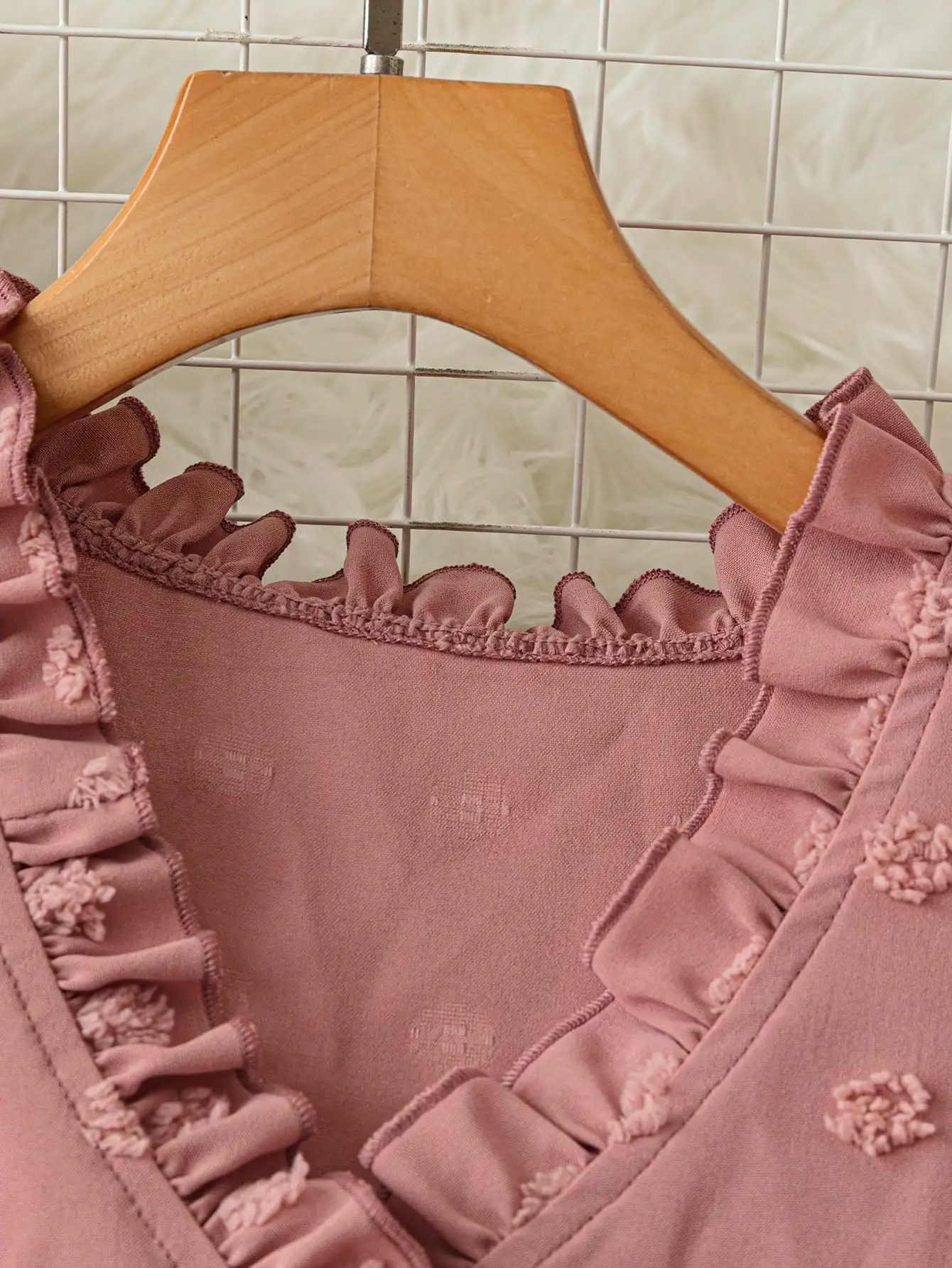 

Женская блузка без рукавов с рюшами и цветочным тисненым узором