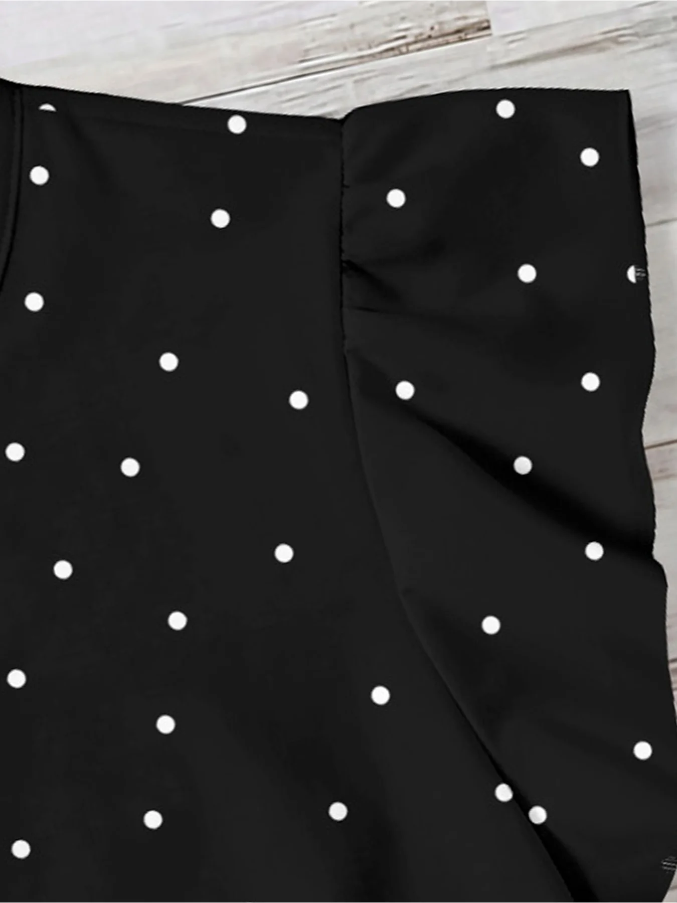 Europäisches und amerikanisches Sommer-Top mit Rundhalsausschnitt, Rüschenärmeln, schmal geschnitten, schwarzem Grund und weißen Polka Dots, kurzärmelig – Detail 5