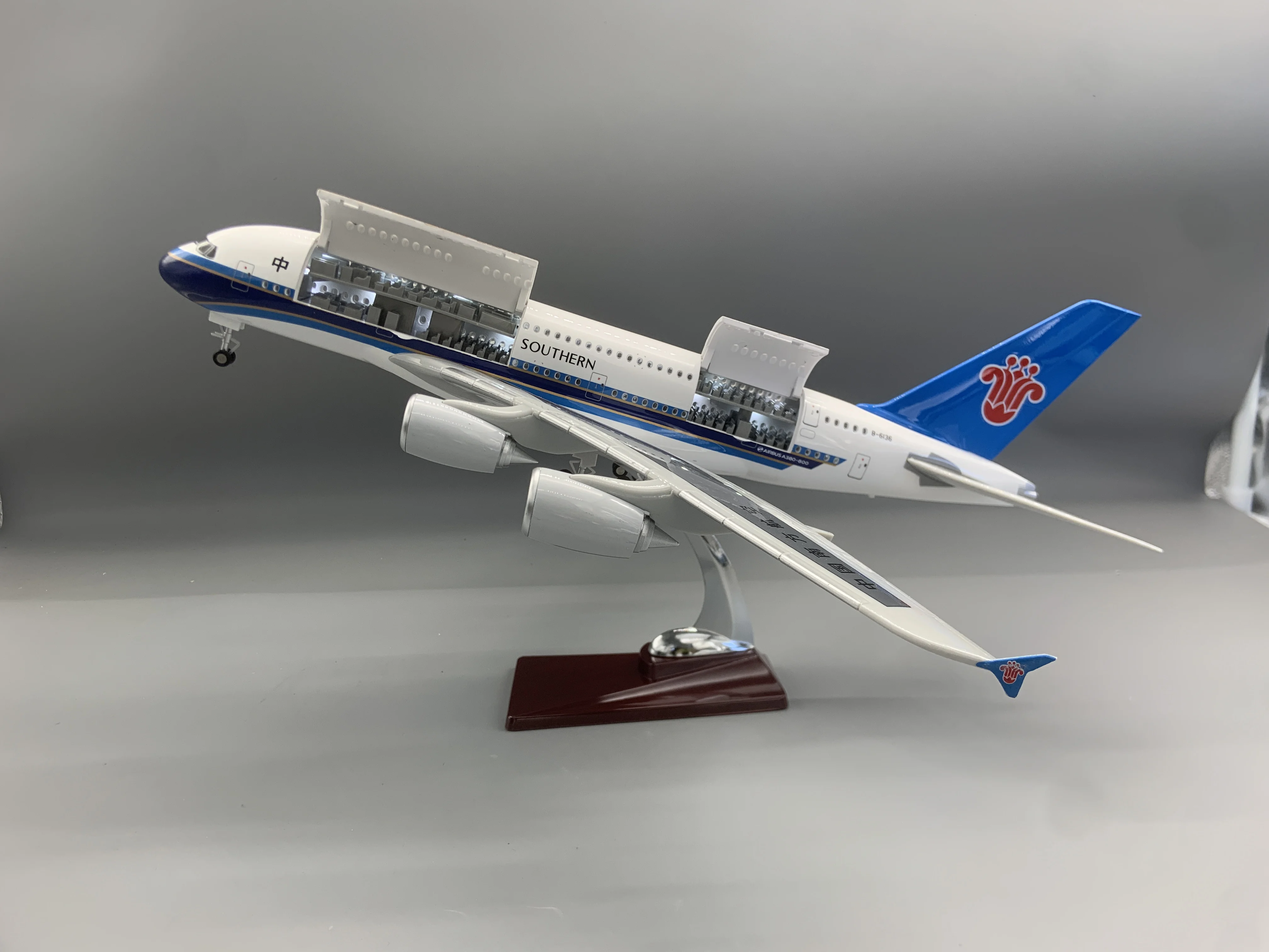 

Масштабная модель A380 в масштабе 1:160, Китай, Южные воздушные пути, смола, открывающаяся дверь кабины, игрушка-самолет с легким шасси, подарок авиации