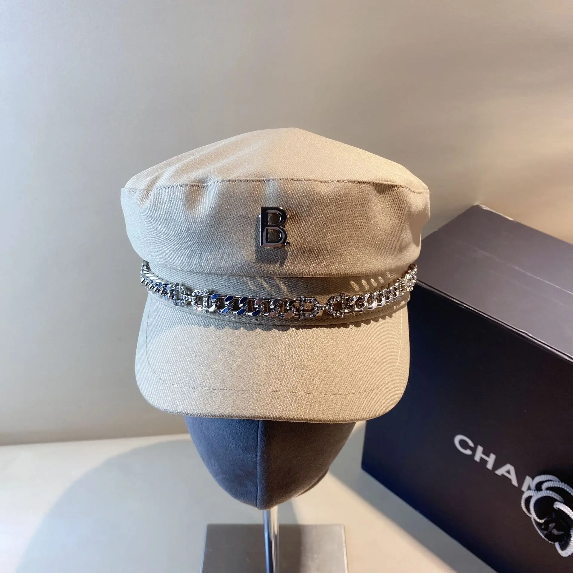 

Spring and summer new men's and women's personality locomotive wind metal chain B letter flat-top navy cap travel leisure cap fl