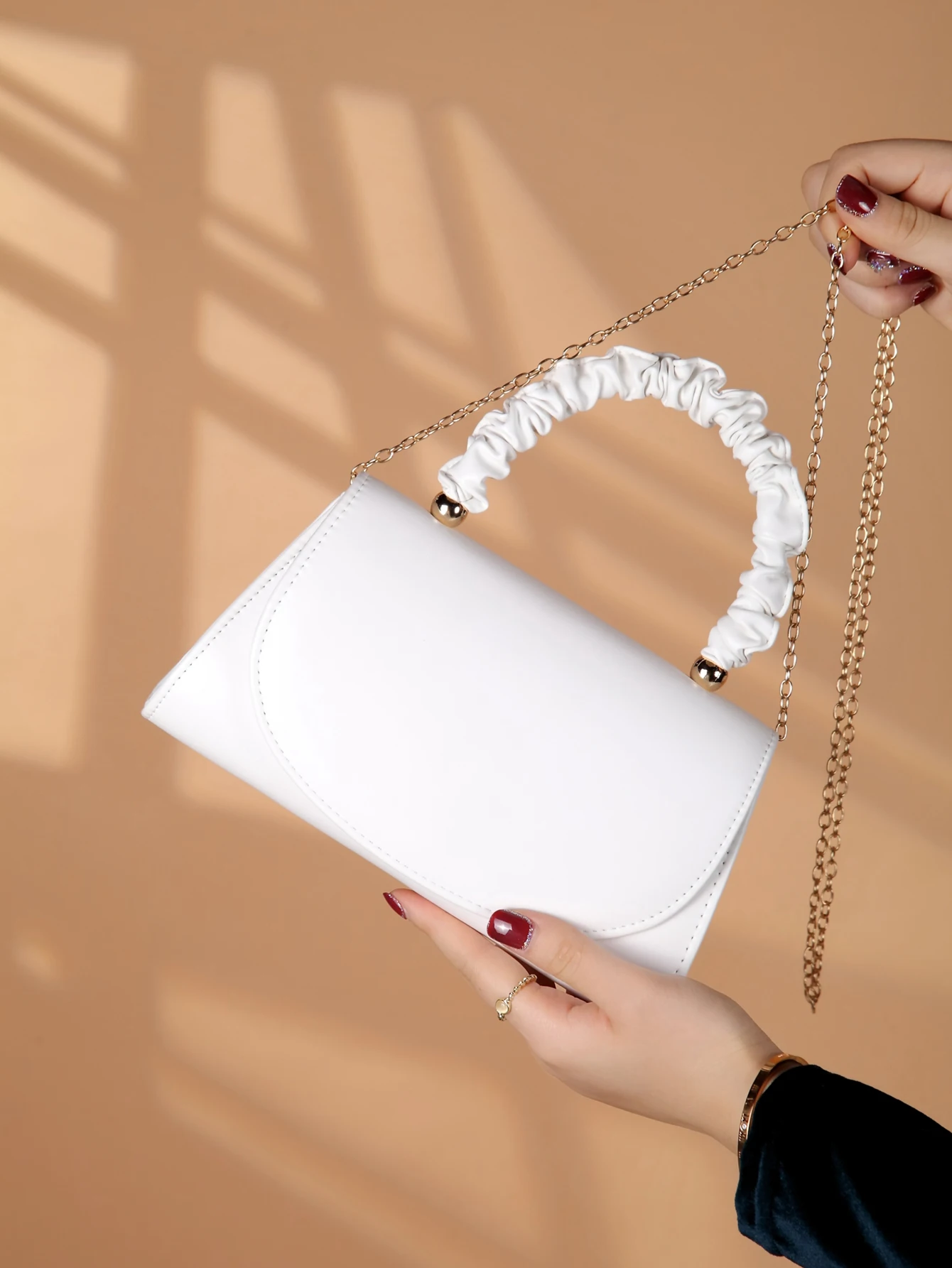 

Elegant light luxury solid color women's handbag, fashionable and romantic banquet clutch, suitable for women's daily use.