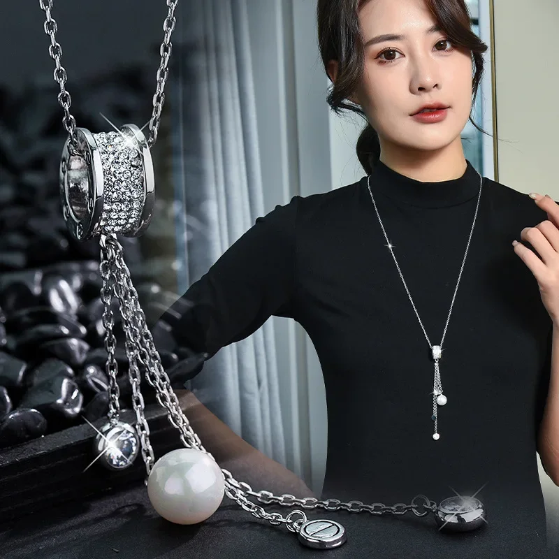 Женщины с новыми мини-свитерами на талии и универсальными осенне-зимними ожерельями с кисточками.