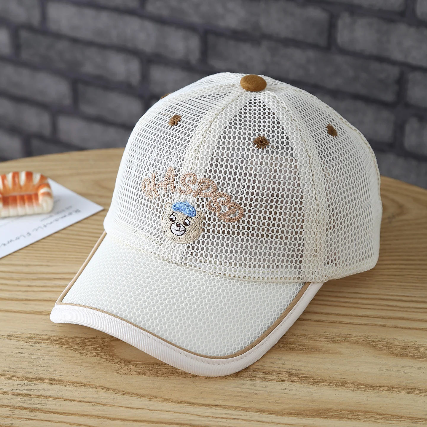 

Children's hat with embroidered little bear letters, non-moistening sweat-absorbing, all-net brimmed baseball cap with edge.