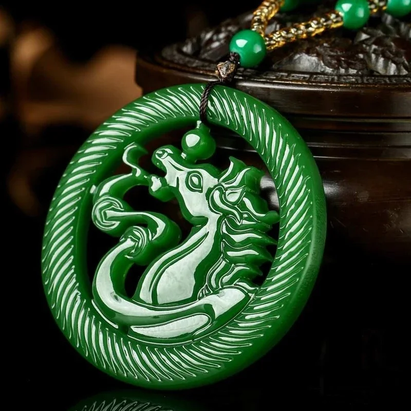 Přírodní zelená hand-carved kůň jadeit přívěsek móda boutique šperků letouni v přední z jejích oči řetízek dar