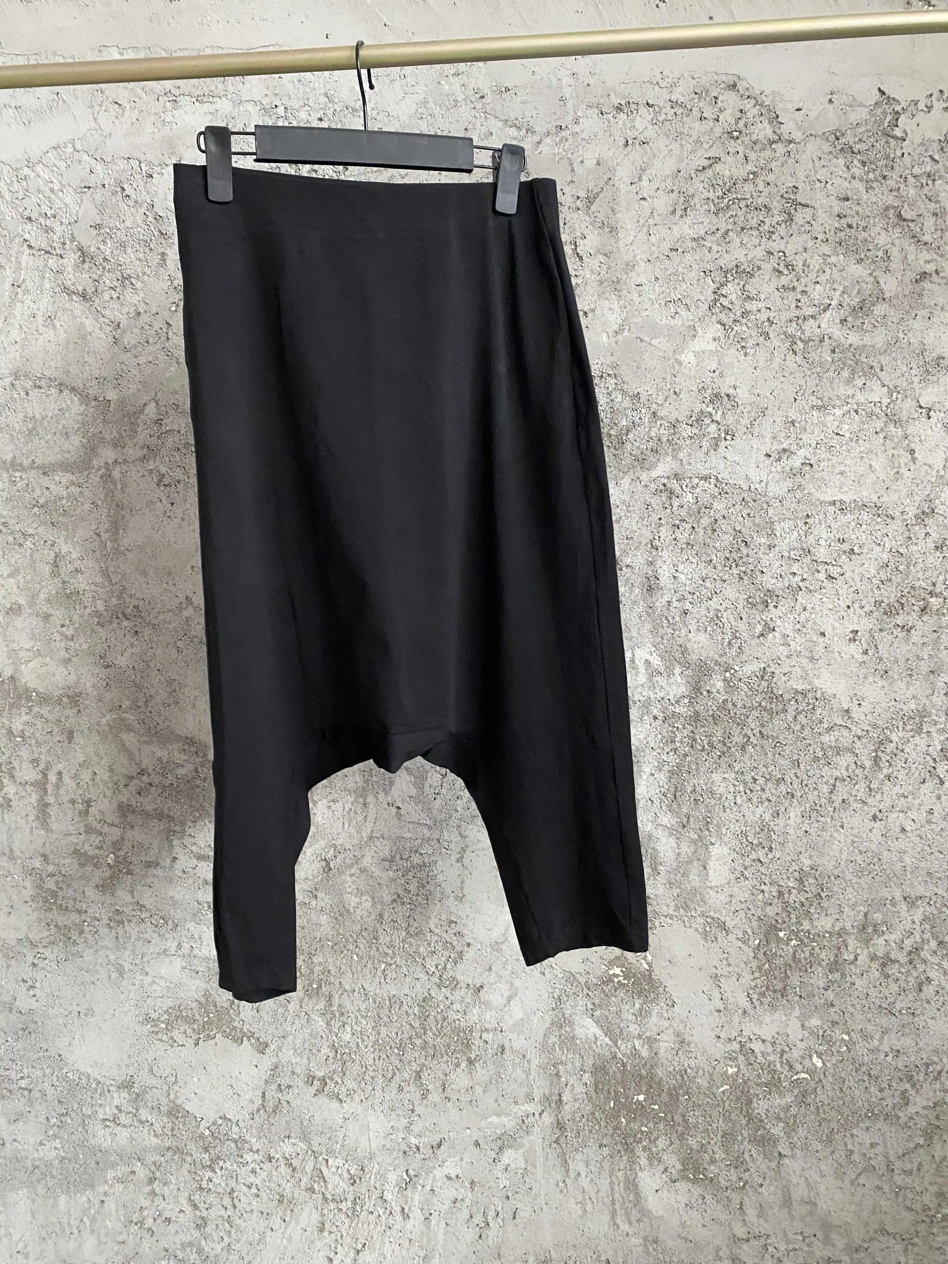 

TOP-YAMAMOTO loose black straight-leg pants with elastic waist straps and multiple pockets are versatile casual pants