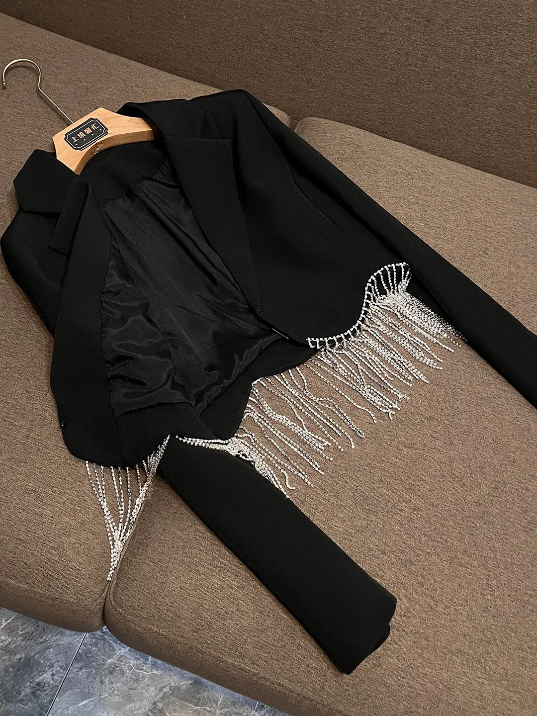 2025年冬 Vネック クリスタルフリンジトリム付きスカートスーツ レディースファッションセット OK405 新品入荷