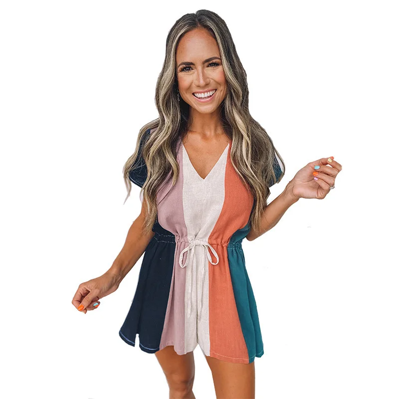 Damski kombinezon z dekoltem w serek, blokami kolorów, wiązaniem w talii, krótkim rękawem i zwiewną siluetą.