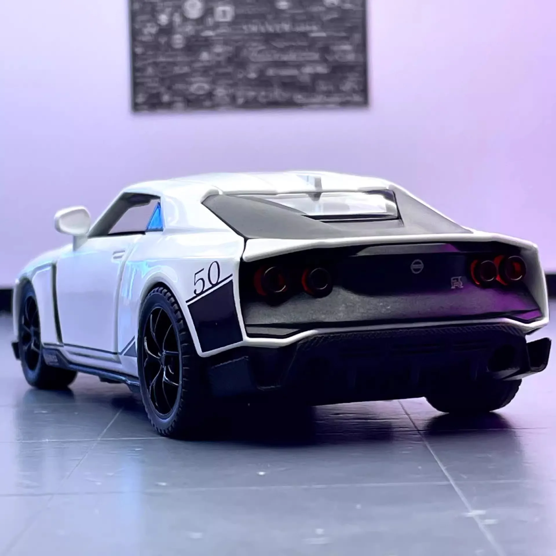 1:32 Niaasn GTR 50 Alloy Sports Car Diecast Metal Model Symulacja dźwięku i światła Zabawka Miniaturowy model wyświetlacza Prezent dla dzieci