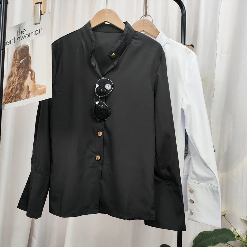 Długa bluzka damska plus size Cleanfit, zapinana na guziki, wykonana z bawełny, ze stójką, kolor nieblaknący.