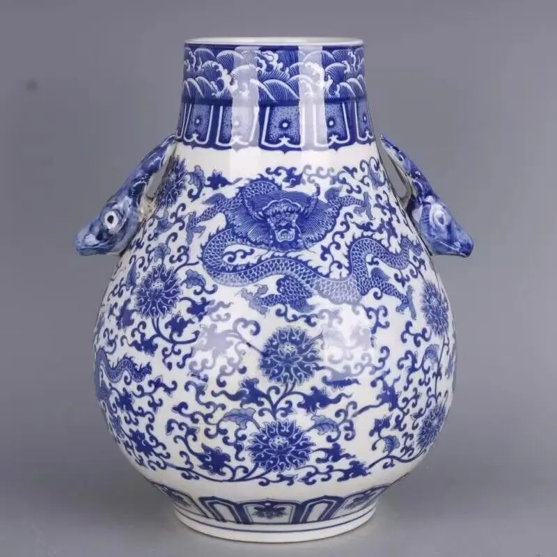 Blue and white porcelain vase with deer head and dragon pattern in ancient China