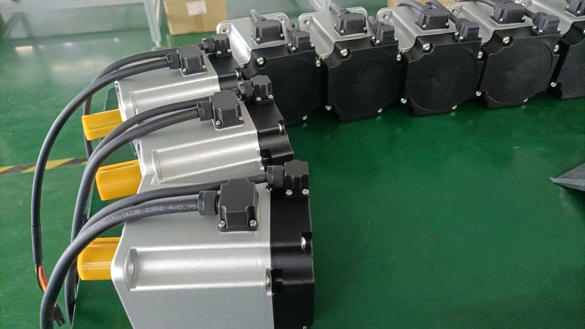 2024 ventas calientes Sihong 200W CE calidad servomotor de fábrica 60mm 220Vac 0.64nm controlador codificador absoluto 17bit 5 polos trifásico