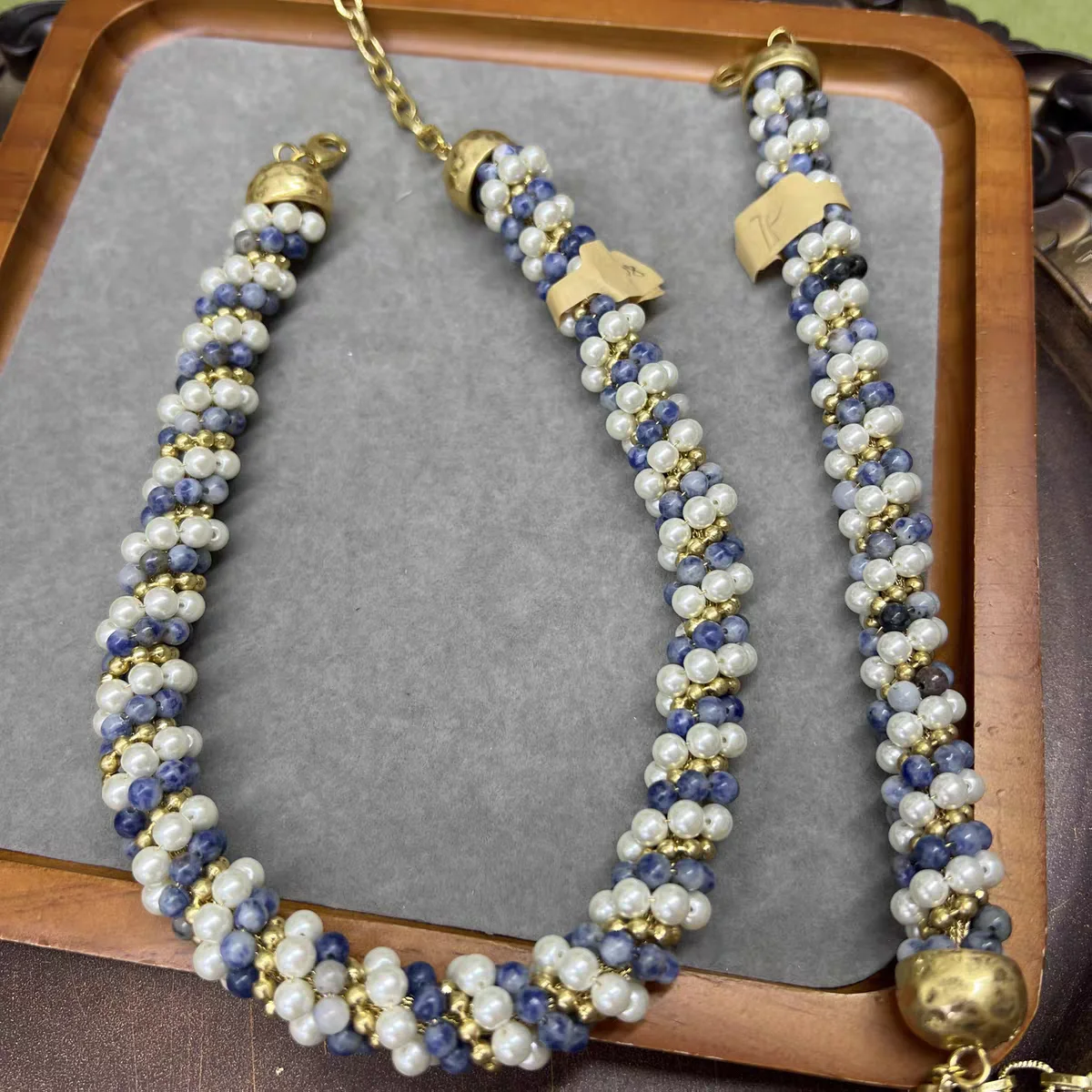 collier-retro-simple-en-cuivre-torsade-fait-main-avec-pierres-et-perles-de-verre-collier-polyvalent-au-style-affirme-bijouterie