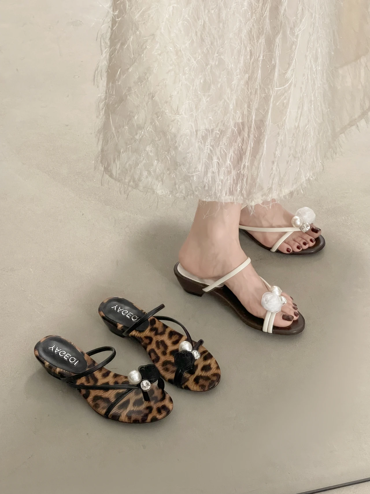 

Женские шлепанцы с жемчужным декором, новый летний стиль, подходят к юбкам, пляжные шлепанцы в сказочном стиле