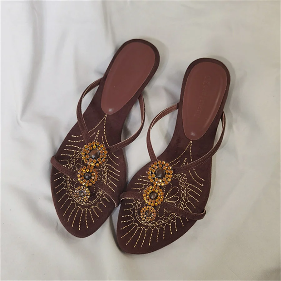 

Новые ретро-шлепанцы с закрытым носком на каблуке-рюмочке для женщин, летние сандалии с вышивкой, сексуальные шлепанцы со стразами на низком каблуке, модель 2026 года