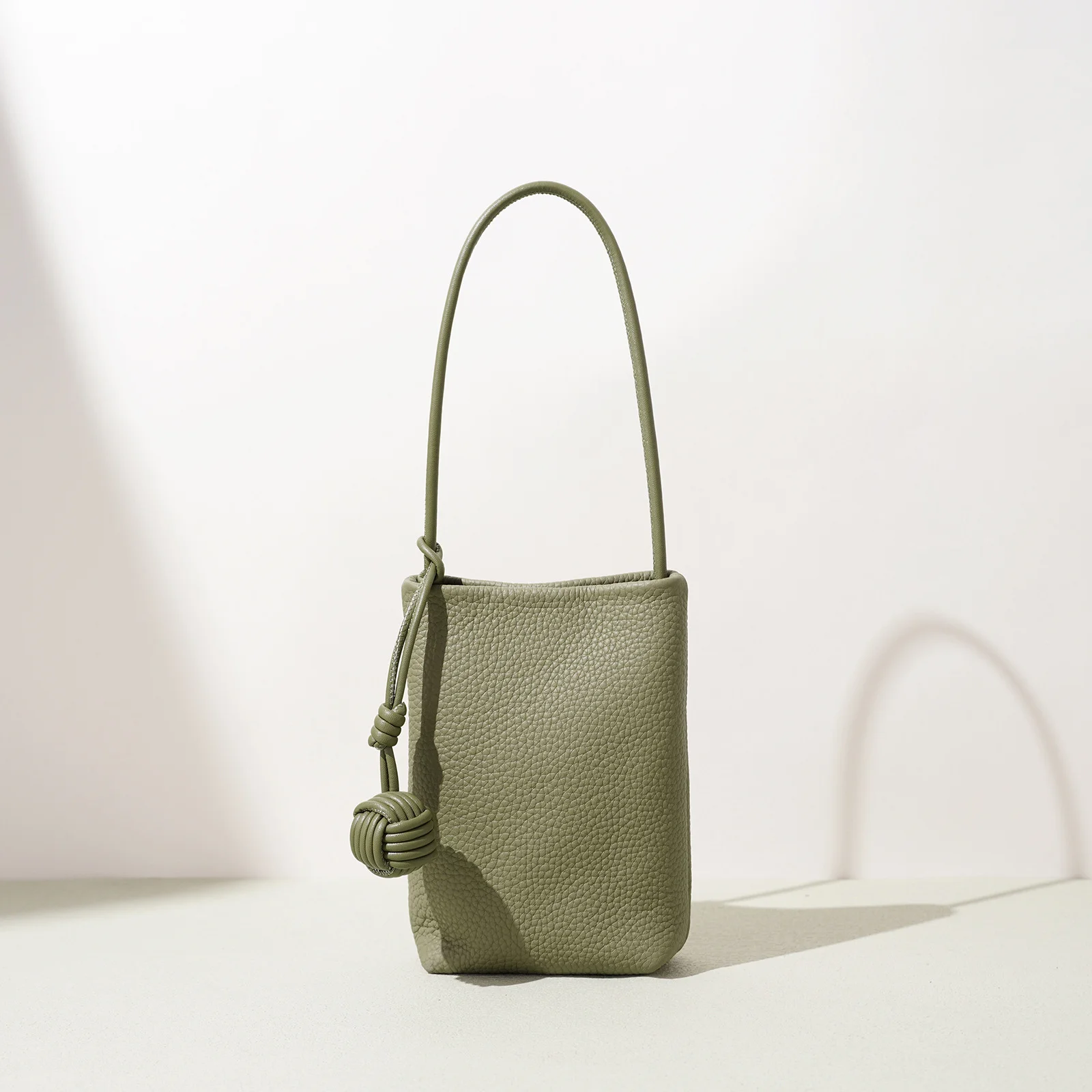 Bolsa crossbody feminina de alta qualidade, primeira camada de couro de vaca, mini bolsa pequena multicolorida para uso diário, bolsa de telefone com pingente de hortênsia