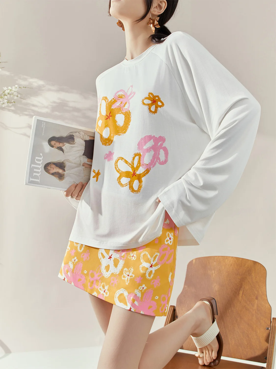 

Летний модный комплект Flowing Era: повседневный костюм-двойка с длинным рукавом, защитой от солнца, принтованным узором, футболка с круглым вырезом и короткая юбка