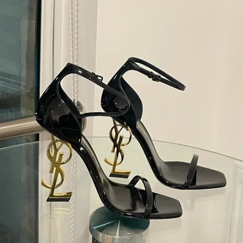 Sandalias de lujo de una sola línea para mujer, tacones altos con letras sexis de charol negro a la moda, tacones de aguja de diseñador de marca para mujer