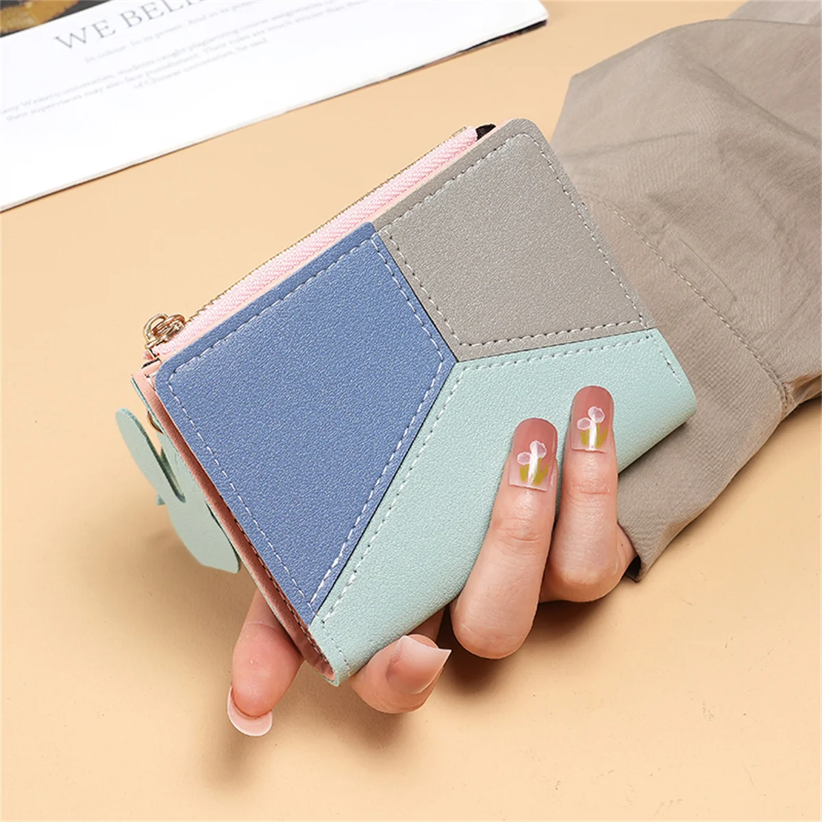 Dompet wanita pendek versi Korea baru dari kolase warna rumbai ultra-tipis dompet lipat dua tas kartu dompet pengganti wanita segar