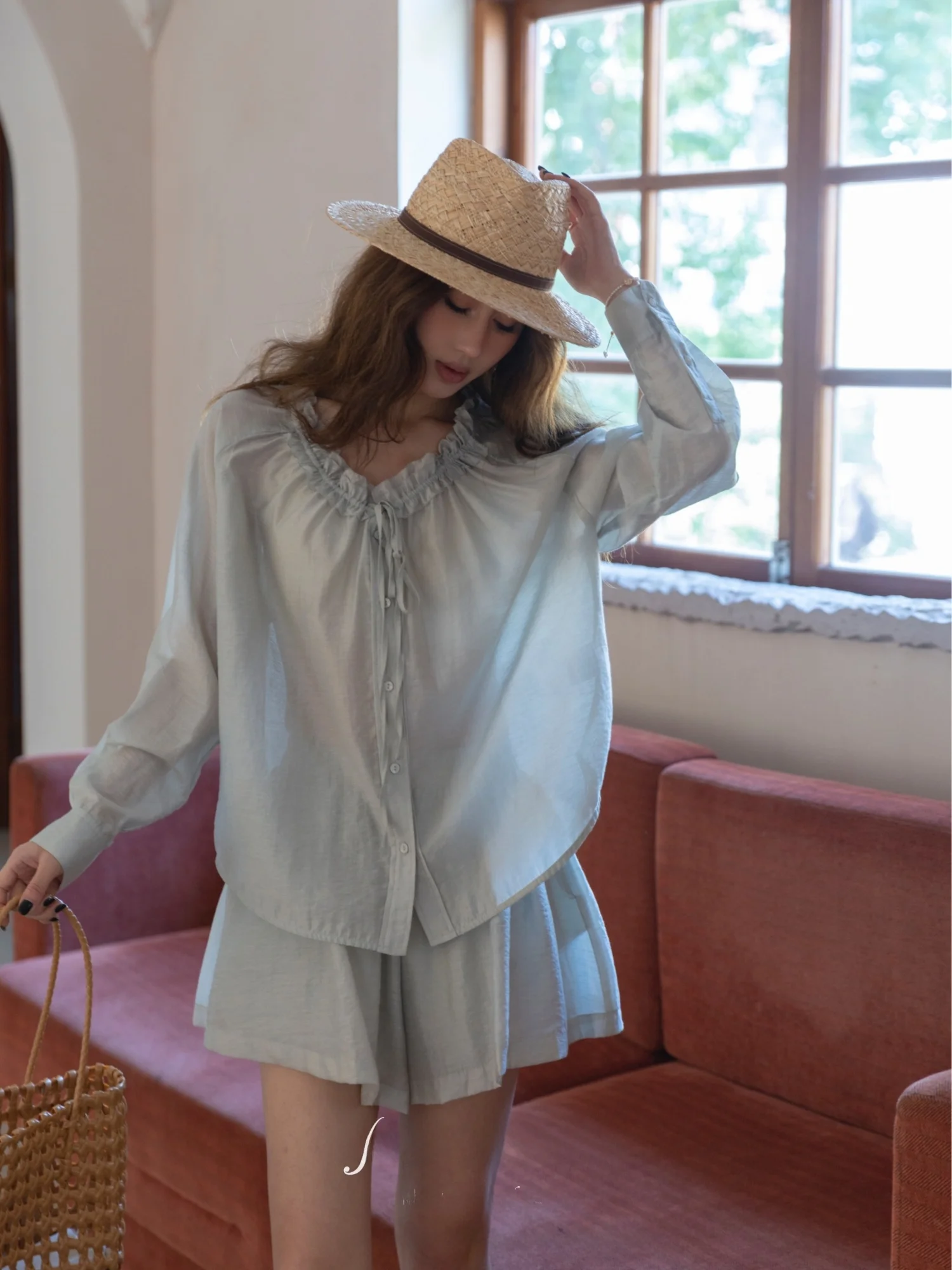

Ladies Summer New Style Sun Protection Silk Shirt Set with Short Pants Long Sleeve Top Buttoning Loose Fit Fashionable Ensemble