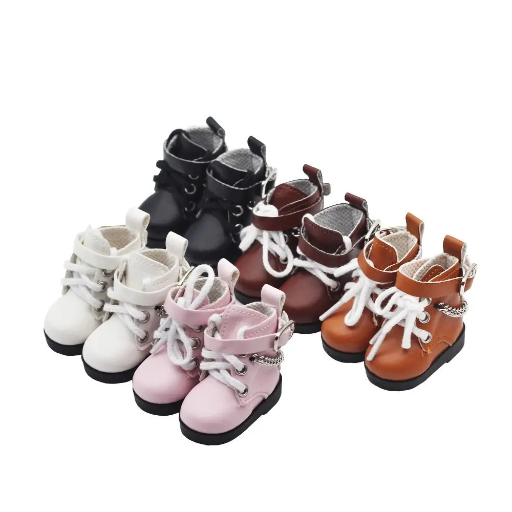 1 paio di mini scarpe da bambola in pelle PU scarpe a catena mini 4.5 * 2 cm bambola BJD scarpe da bambola PU scarpe da bambola carine stivali da bambola EXO bambole del corpo