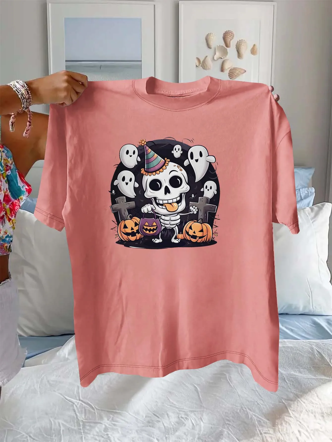 

Очаровательный череп больших размеров в праздничной шляпе среди призраков и фонари Джека О Стильная одежда