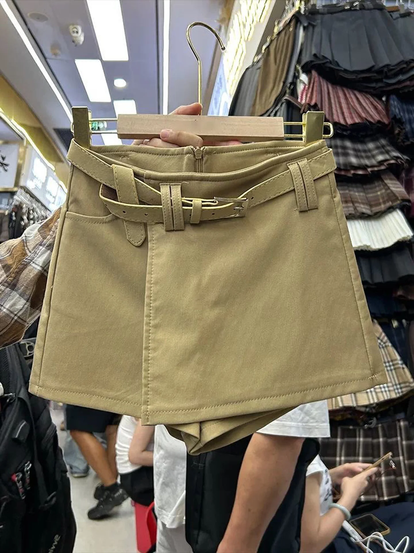 High Waist Slim Fit  Skirt in Coffee Color Retro American Style for Women Fashionable Design Commute Friendly Short Skirt