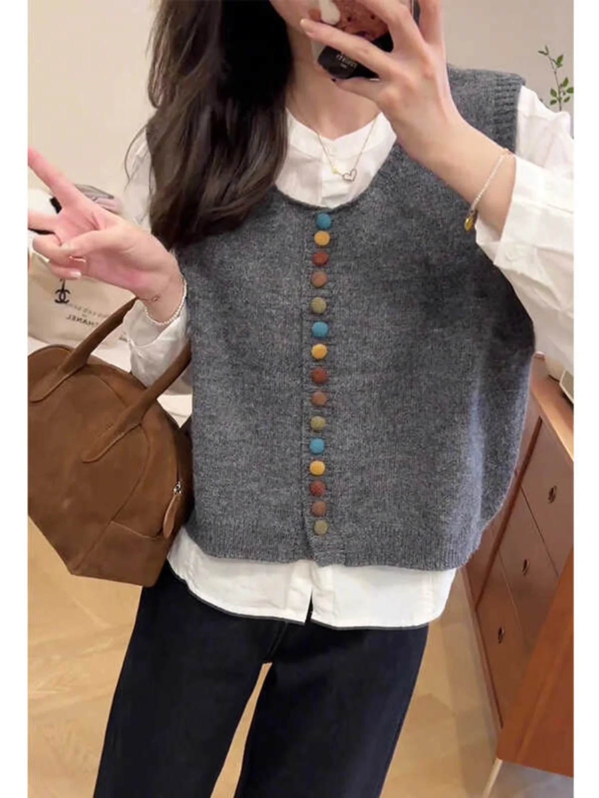 

Модный уникальный вязаный жилет для женщин: новинка сезона весна-осень, дизайнерская модель с пуговицами, верхняя одежда для многослойных образов, топ без рукавов