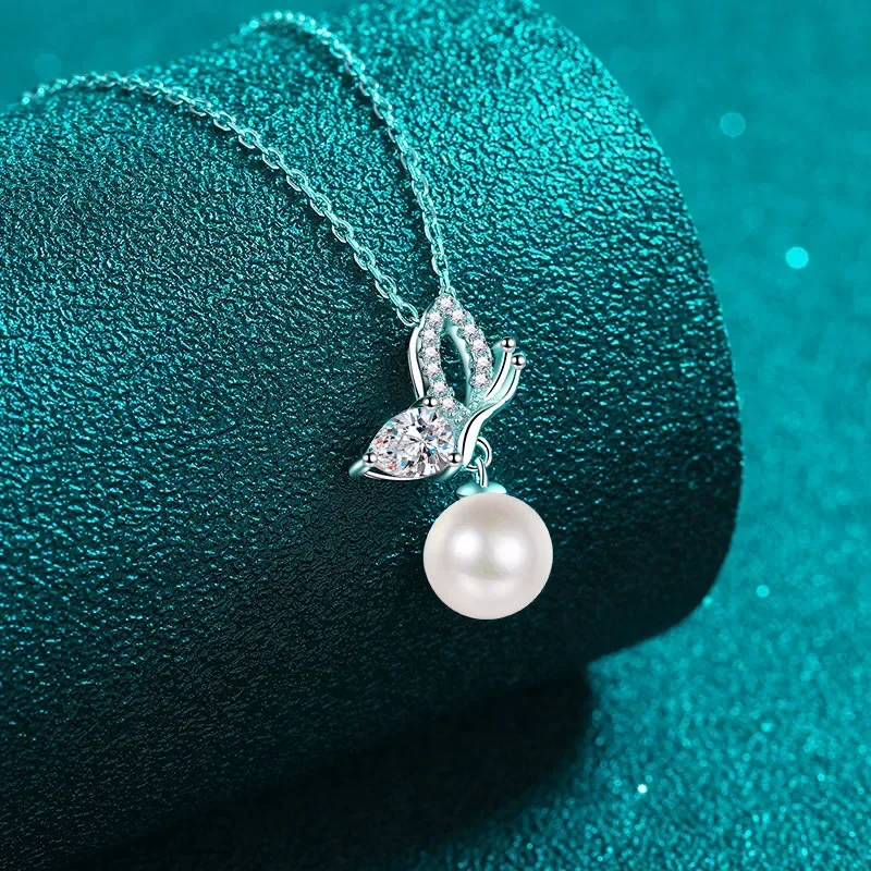 

Fashion 56 Ponit Moissanite Freshwater Pearl Necklace for Women, Butterfly Wings PT950 Platinum Pendant Sweet Clavicle Chain