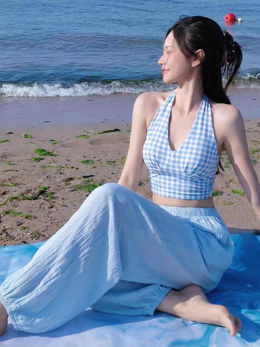 conjunto-de-yoga-para-mujer-con-almohadillas-en-el-pecho-chaleco-con-cuello-halter-a-cuadros-azul-y-blanco-pantalones-depor