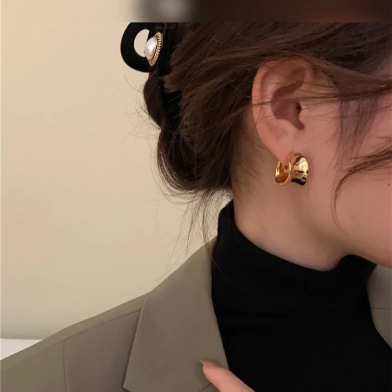 Korean Internet Celebrity's New Style Irregular C Shiny Earrings Metallic Luster Thick Thick Women's Hot Fashion Jewelry Gifts